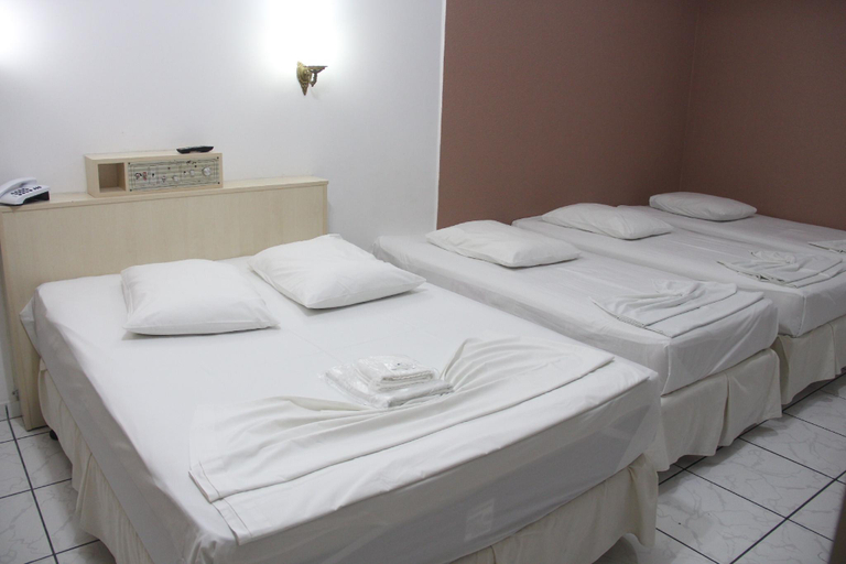 Bedroom 3, Oasis Chartouni Hotel, Blumenau