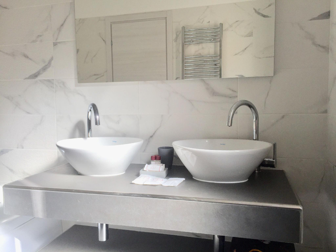 Bathroom 2, IL VIAGGIATORE VIA PIAVE, Latina