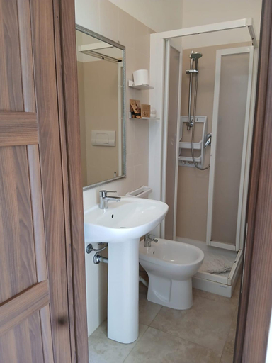 Bathroom 3, Villa Sonia, Syracuse