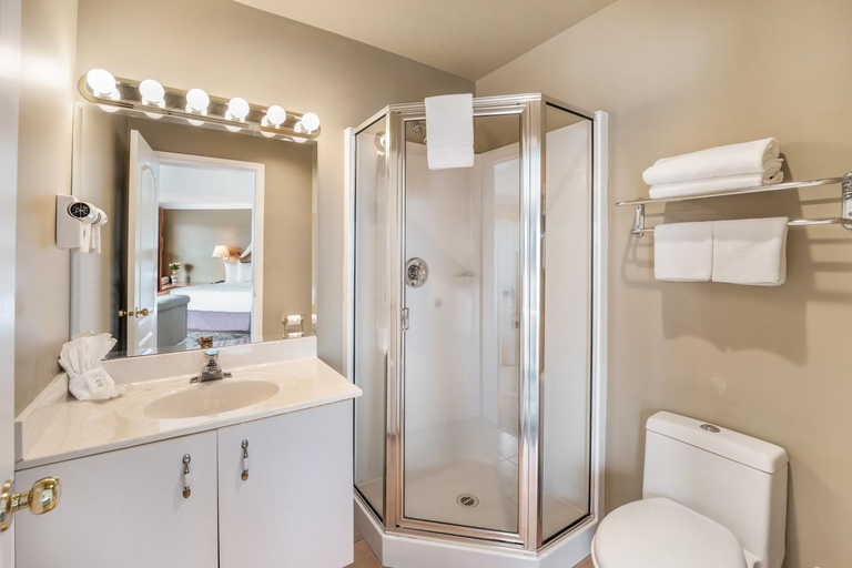 Bathroom 4, Glen Lyon Inn, Mount Waddington