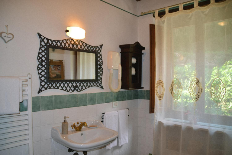 Bathroom, OASI LIGNANA Apartments, Pistoia