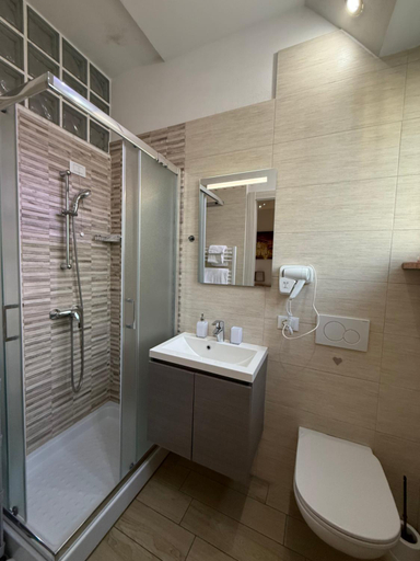 Bathroom 3, Vapama Rooms, Verona