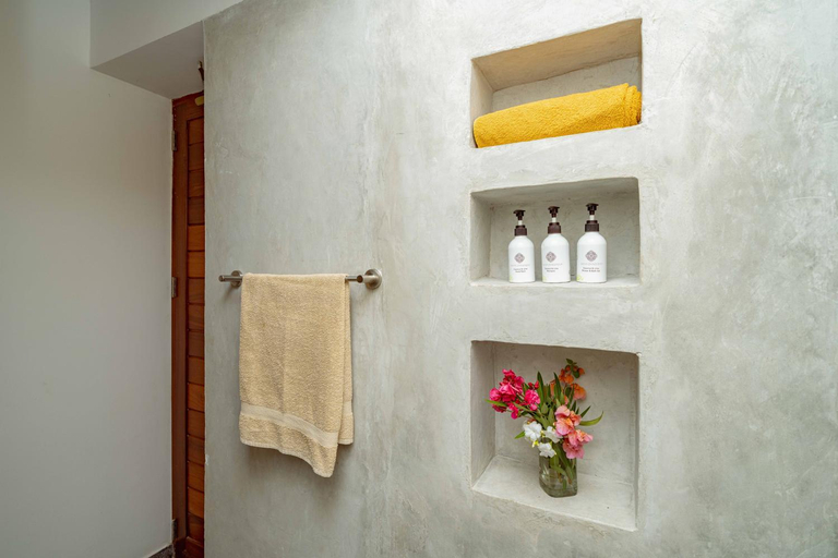 Bathroom 4, Babu Villas, Kusini