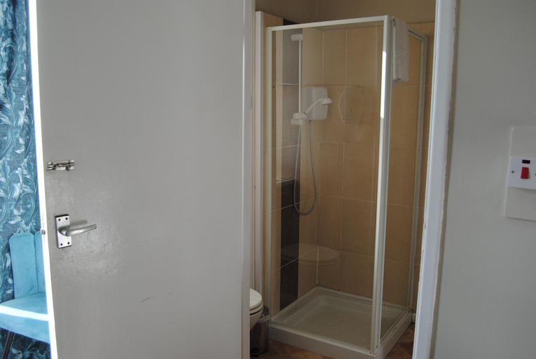 Bathroom 2, The Curraghmore, Isle of Wight