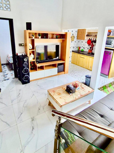 Shared lounge/TV area, VILLA ALINE, Malang