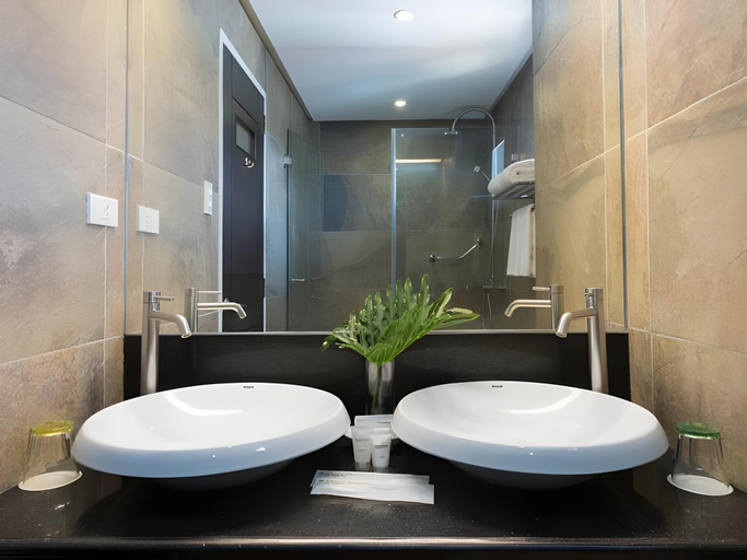 Bathroom 4, Court Meridian Hotel & Suites, Olongapo City