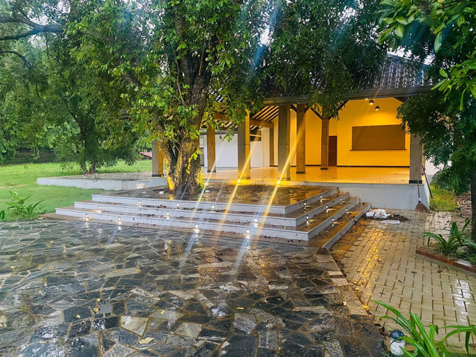 Property grounds 5, vainika wild, Dambulla