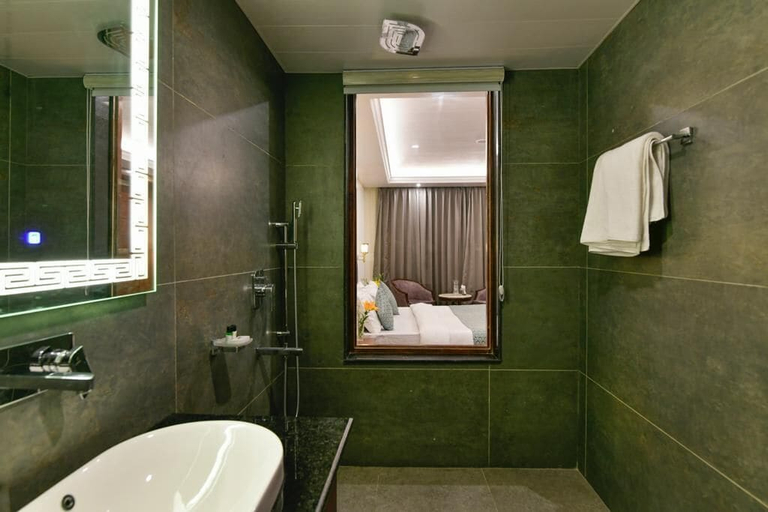 Bathroom, Hotel Mantra, Leh