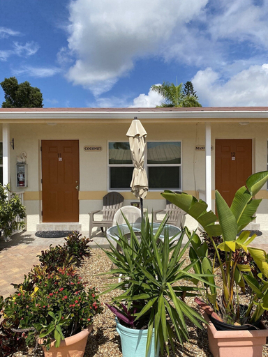Property grounds 5, Paradise Inn of Naples, Collier