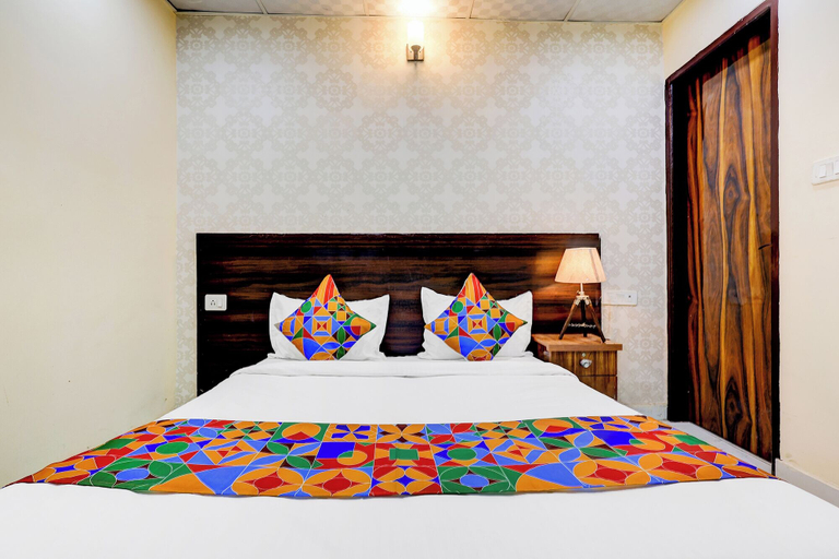 Room 5, Fabhotel The Galaxy, Faridabad