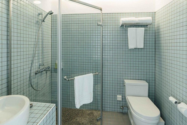 Bathroom 5, Dayspring Inn, Lienkiang (Matsu Islands)