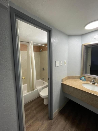 Bathroom 4, Kings Inn, Shelby