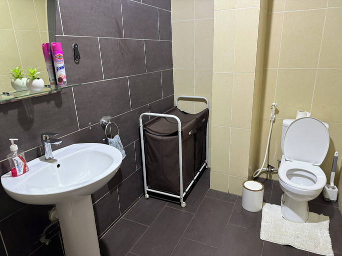 Bathroom 4, Lizzy Complex East Legon, Accra