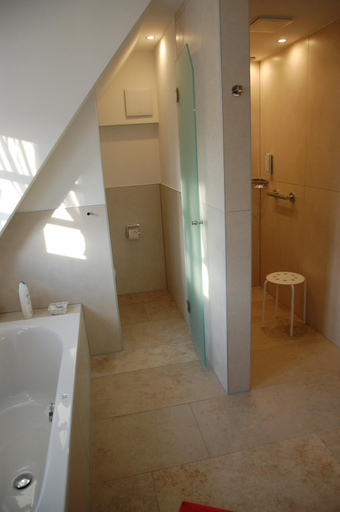 Bathroom 3, Metzgerei Gasthof Romantik Hotel Der Millipp, Eichstätt