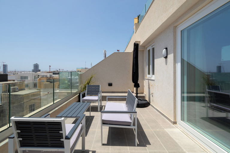 Terrace/patio 4, Sunlit Top Floor 2BR APT Big Terrace