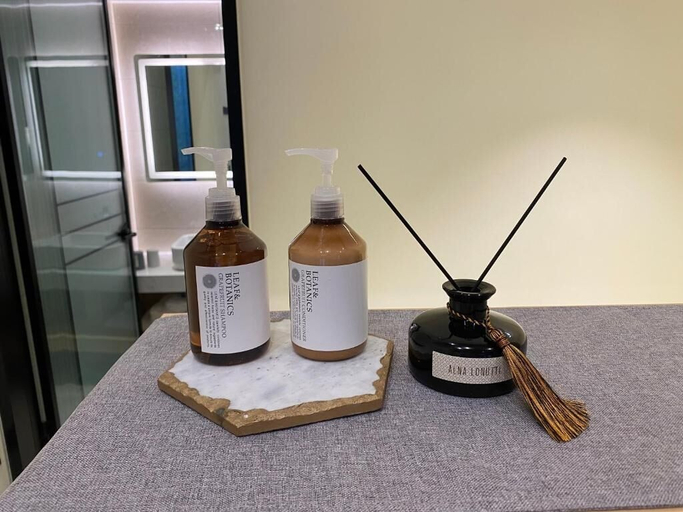 Bathroom amenities, Templeside Courtyard Hotel, Beijing