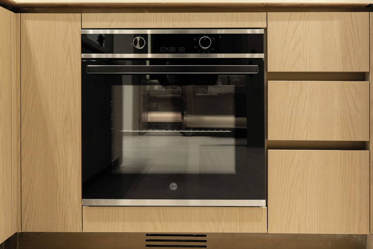 Microwave, High-End Dubai Escape Private Pool, Dubai