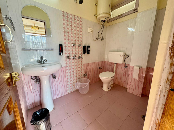 Bathroom 4, Hotel Manali Castle, Kullu
