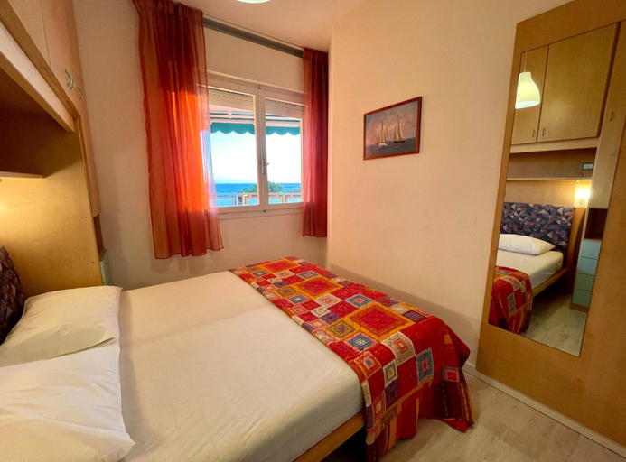 Bedroom 2, Beachfront Apartment With Sea View, Venezia