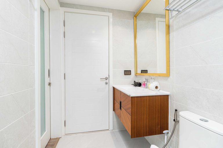 Bathroom 5, City1BR Condo Pool Gym C261, Pulau Phuket