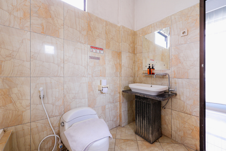 Bathroom 4, RedDoorz Plus @ Palagan Joglo Sersan Bajuri, Bandung