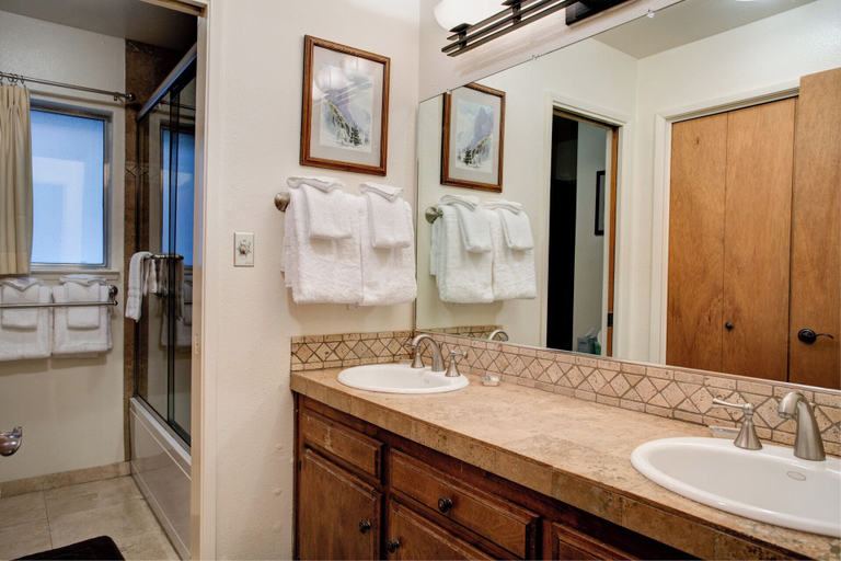 Bathroom 3, Star Gazers, Mariposa