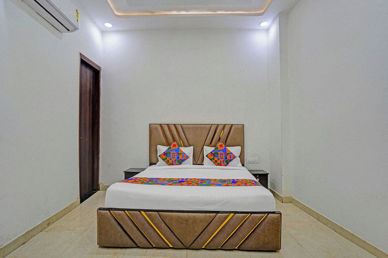 Room 5, Via Stars, Gautam Buddha Nagar