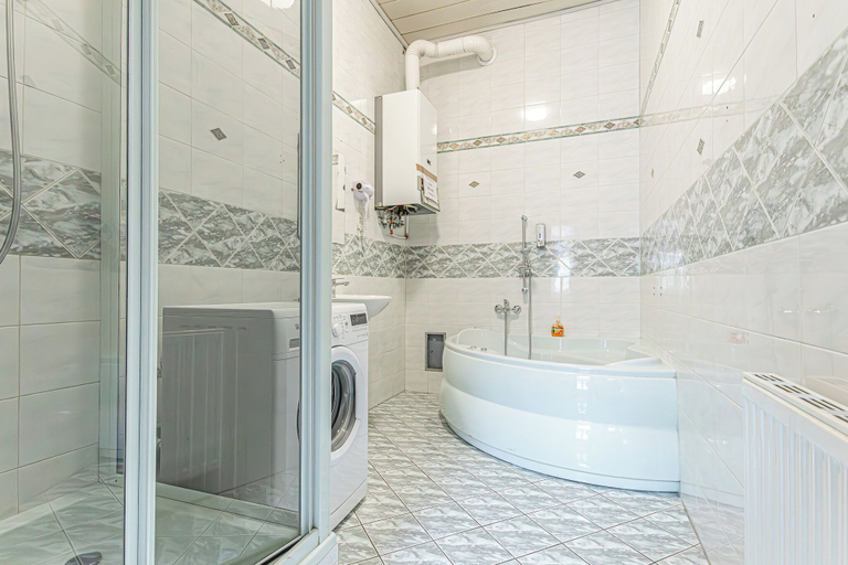Bathroom 4, 4 Apartments Near AKH Hospital Sleeps 19, Wien