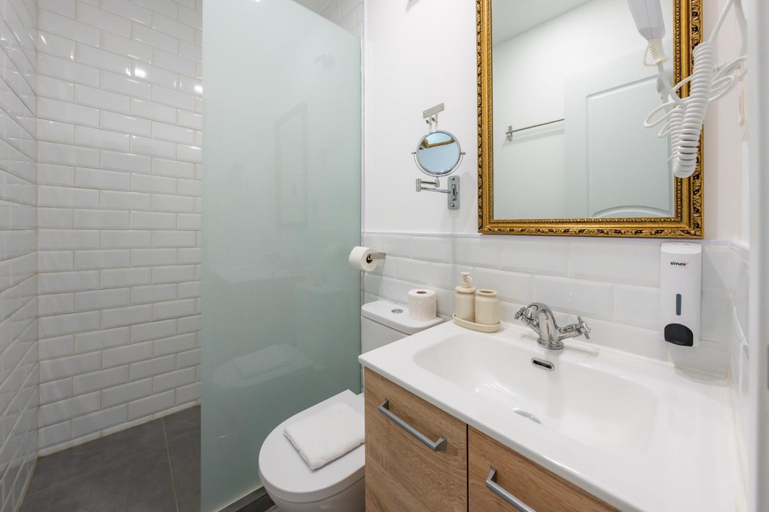 Bathroom 3, Oriente Palace Apartments, Madrid