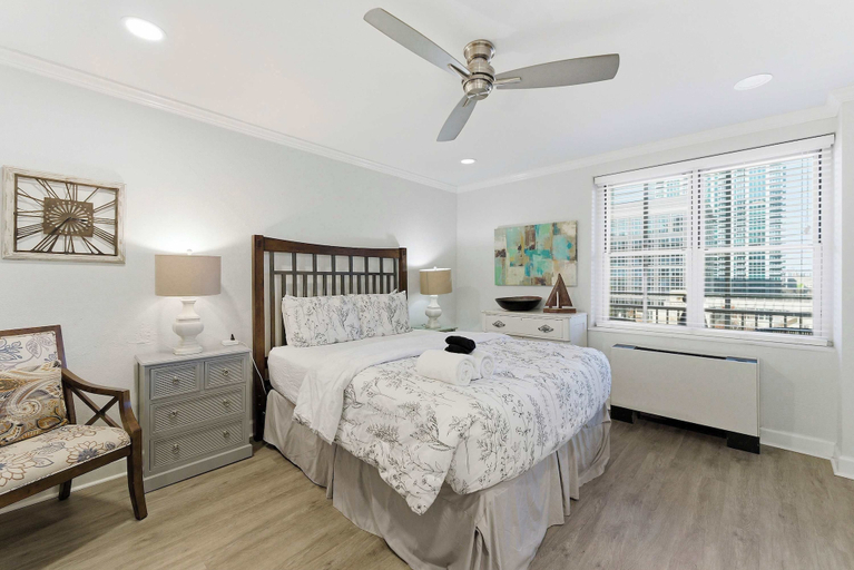 Room 4, Downtown Delight For 4, Atlanta