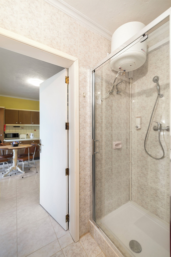 Bathroom 2, Cosy Apartment with Balcony & Sea Views