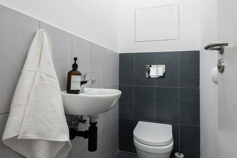 Bathroom 3, 2-3BR Apartments with Balcony I Metro I Karlin, Praha 7