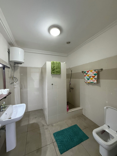 Bathroom 5, Lizzy Complex East Legon, Accra