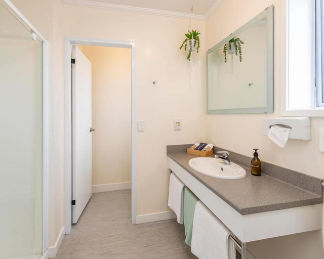 Bathroom 3, Kings Court Motel, Wanganui