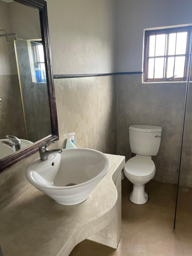 Bathroom 5, Bossi Lodge, Bojanala