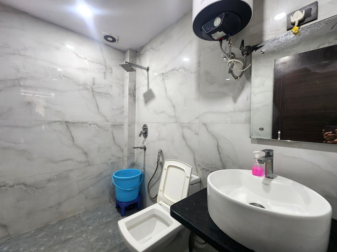 Bathroom 4, Hotel Satyam Near Ramakrishna Ashram, Delhi