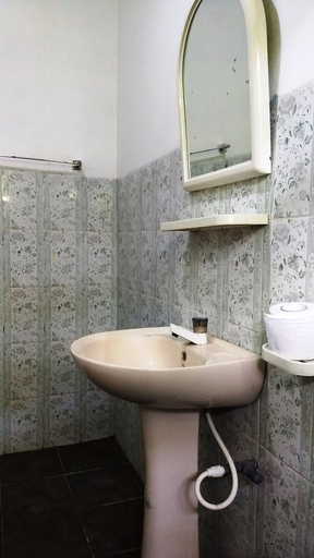 Bathroom 4, Sujatha Tourist Rest, Dambulla
