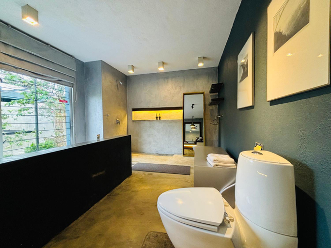 Bathroom 5, The Romance Valley, Hildummulla