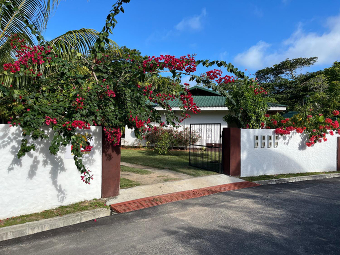 Entrance 5, Turtle Bay Rustic Bungalow