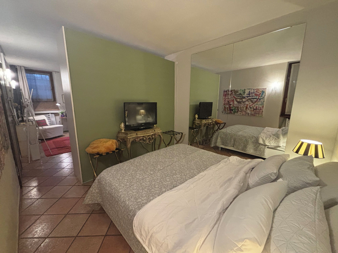 Room 3, Downtown Riverside, Verona