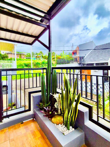 Balcony/terrace, VILLA ALINE, Malang