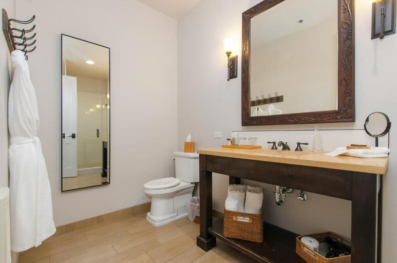 Bathroom 5, The Dundee - A Trace Hotel, Yamhill
