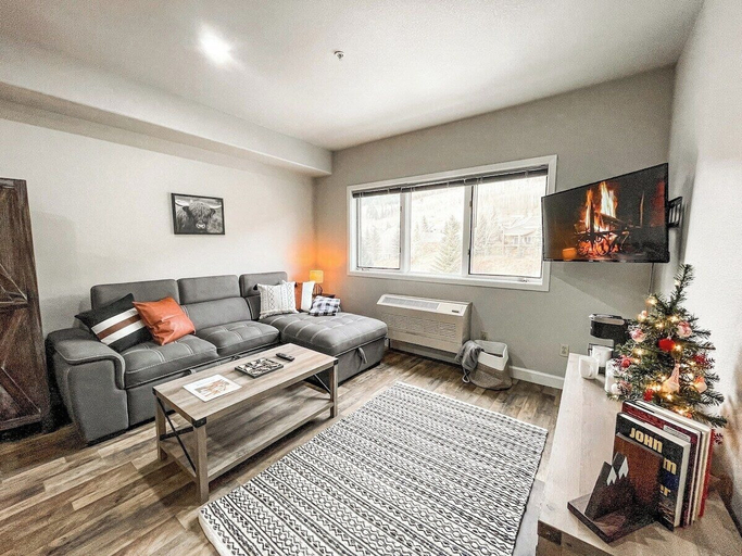 Interior 3, #5075 Keystone, Summit