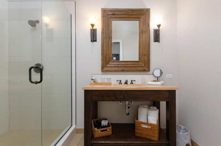 Bathroom 5, The Dundee - A Trace Hotel, Yamhill