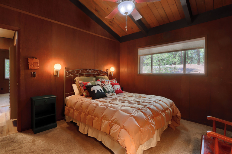 Bedroom 2, Hiltbrand Hangout, Mariposa