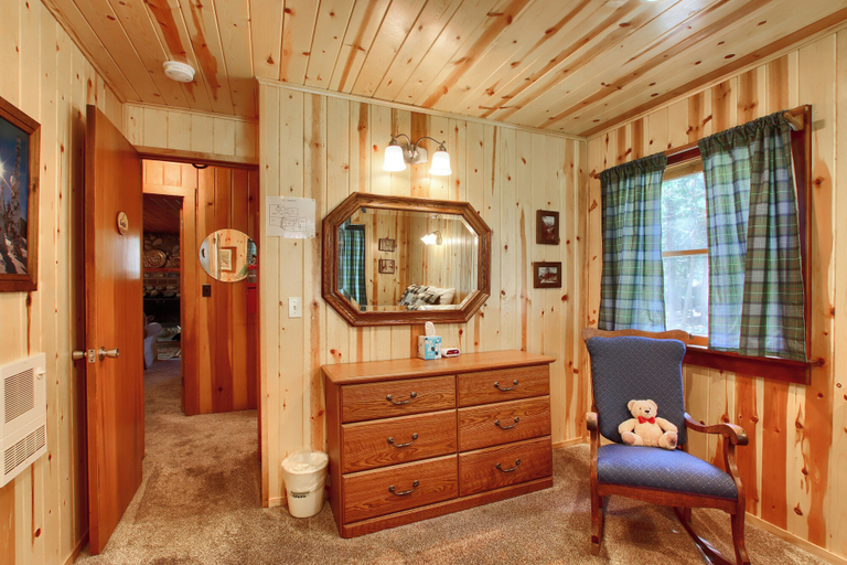 Interior 5, Shangri La-de-da, Mariposa