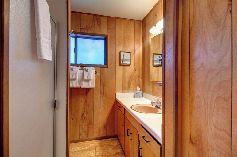 Bathroom 3, Longview, Mariposa