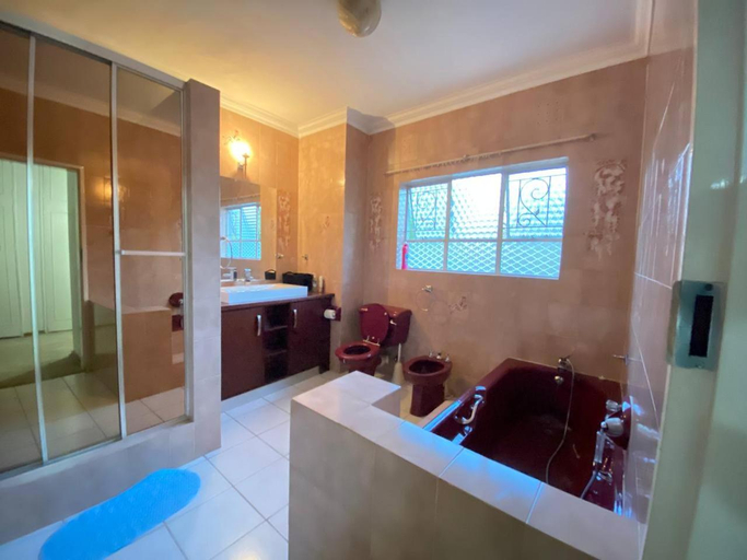 Bathroom 2, Chic Guest House & Solar system free from load shedding, Ekurhuleni