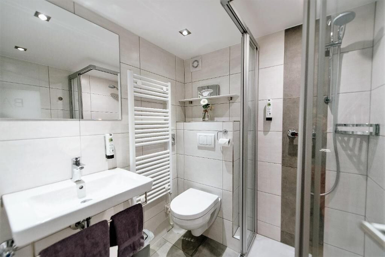 Bathroom 5, Löwen Hotel & Restaurant, Kitzingen