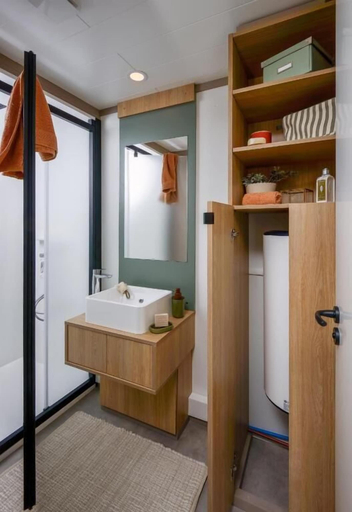 Bathroom 5, Coqslitscaux, Seine-Maritime